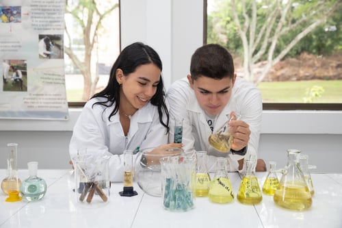 estudiantes high school quimica